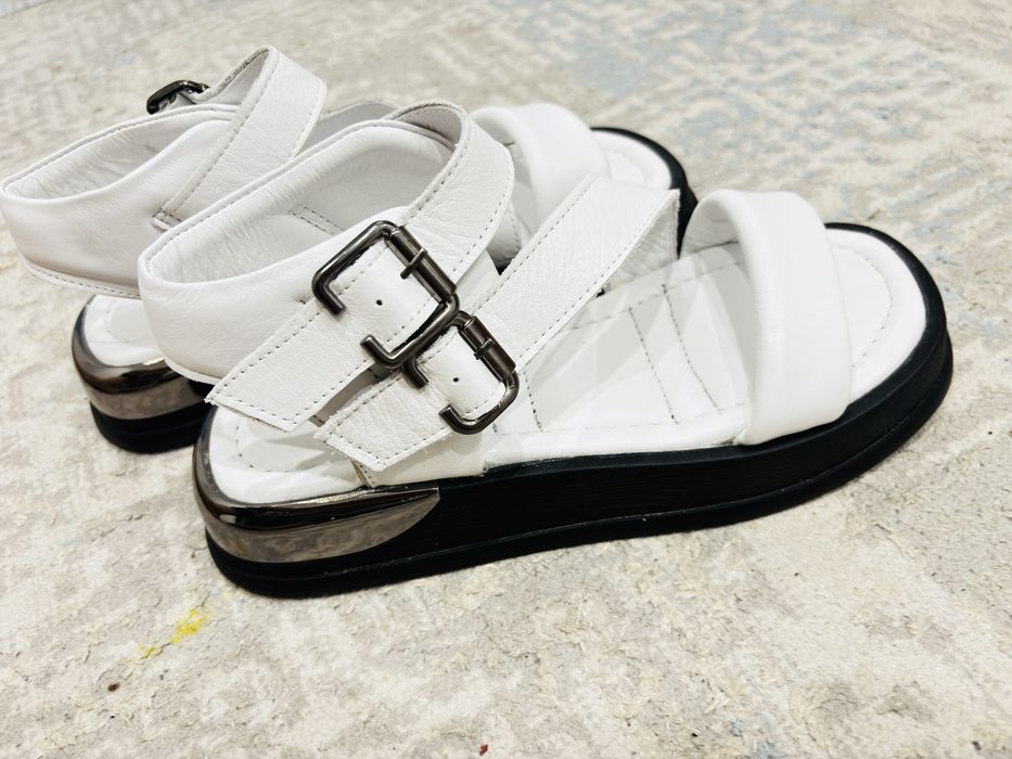 Продам кожаную босоножку