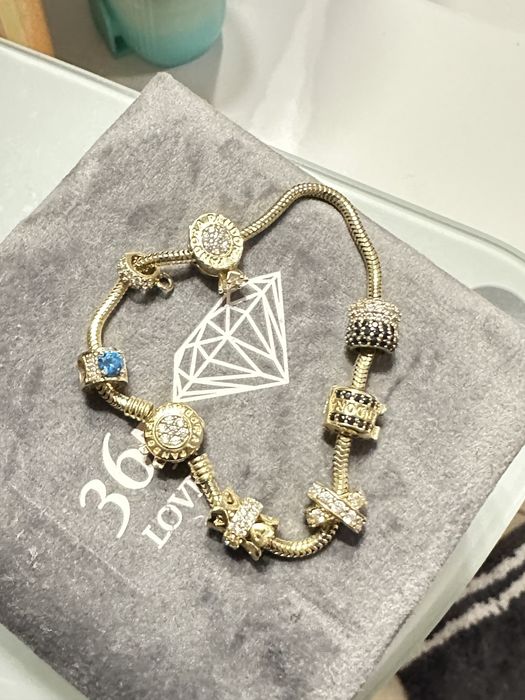 Brățară din aur cu charm-uri Pandora