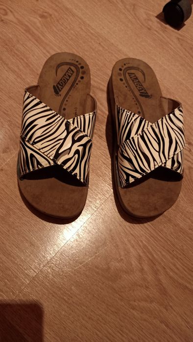 Тапочки летние, лёгкие.