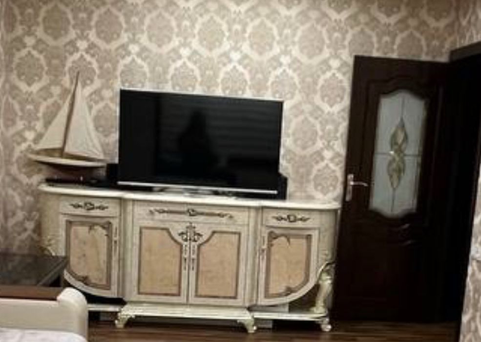 Гостинный гарнитур очень красивый Дубай стол 10 стулев горка и комод