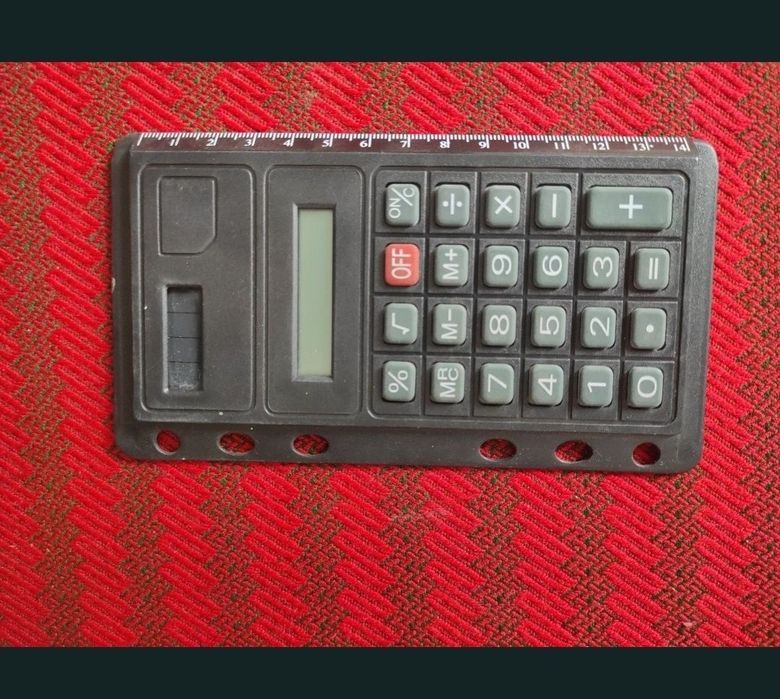 Calculator cu celulă fotovoltaică și riglă de măsurat