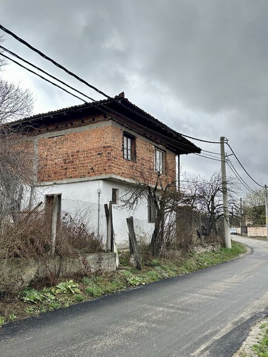 Къща с дворно място