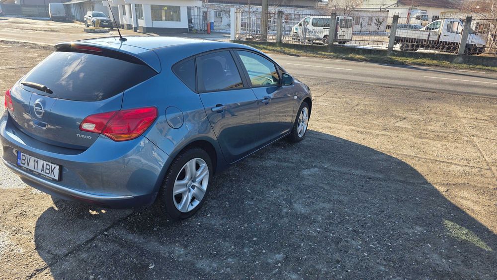 Vând Opel Astra J motor 1.4 140cp