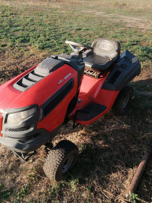 Viind tractoras husvarna 15 cai fără dispozitiv de tăiat iarba