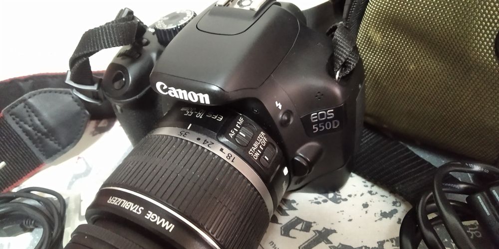 Продам зеркальный фотоаппарат EOS 550D