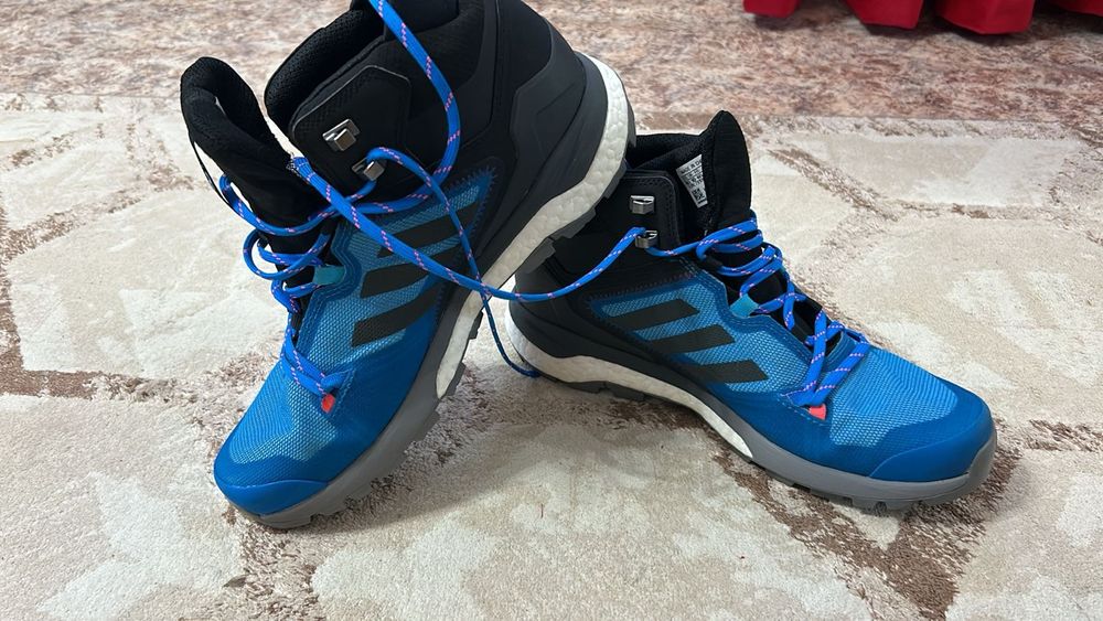 Продам кроссовки Адидас