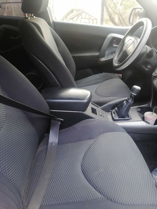 Продавам тойота рав4