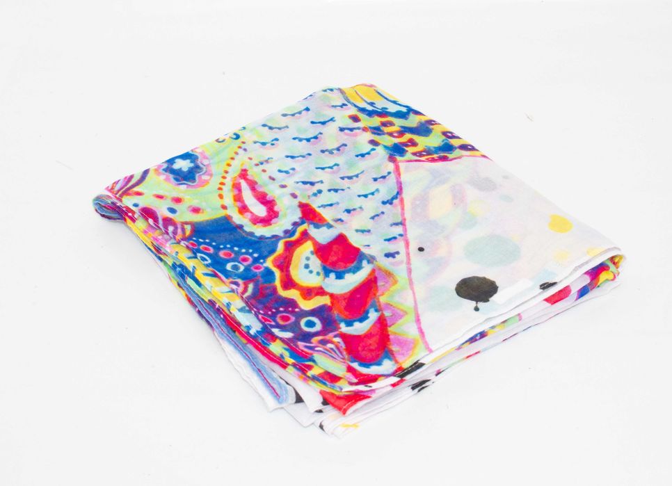 Desigual дамски голям бял шал с многоцветен принт колибри полиестер