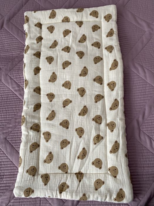 Матрас для коляски, бежевого цвета.