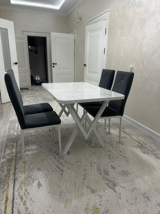 Стол со стульями