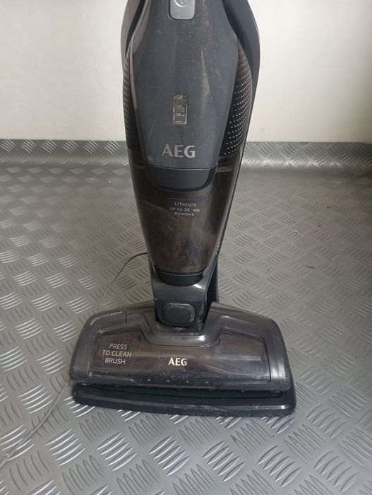 Права безкабелна прахосмукачка AEG 2в1