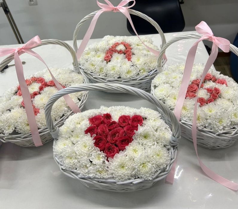 цветы в корзине с буквой