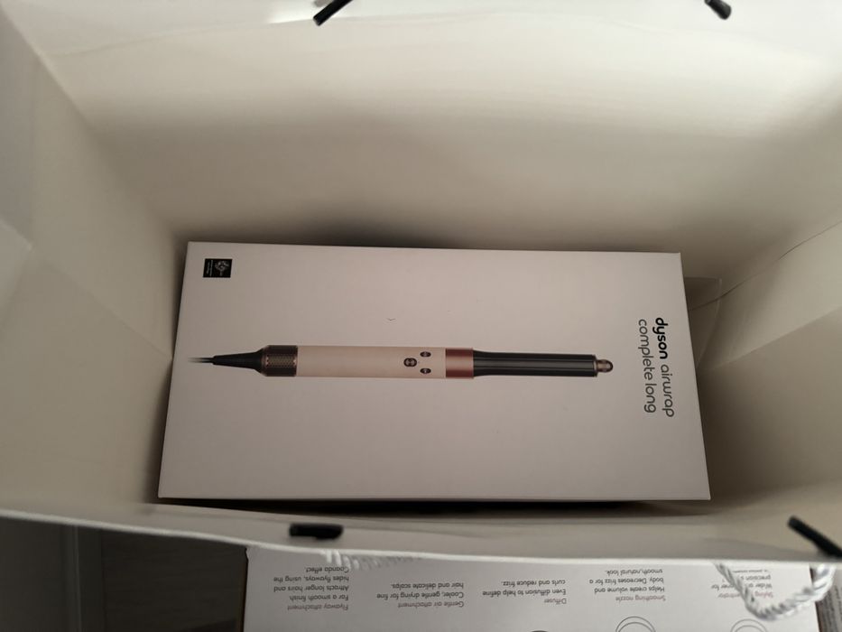 Продам фен dyson(дайсон),но есть гравировка