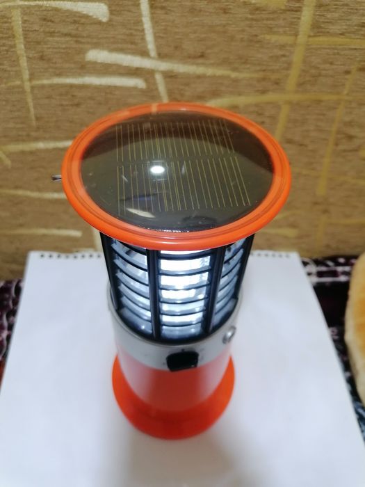 Lampa solară multifuncțională pentru camping cu dispozitiv de eliminare a insectelor