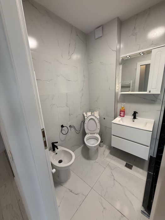 Închiriez apartament