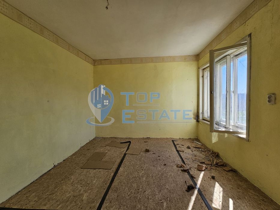 Тухлена къща с кладенец и голям двор в село Павел