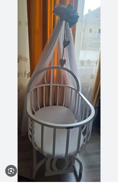 Pătuț rotund care se leagă ,are și baldachin.