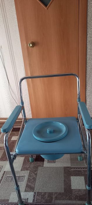 Продам кресло туалет для пожилых и больных людей в хорошем состоянии