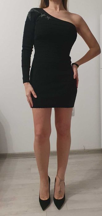 Вталена асиметрична черна рокля с апликация камъчета