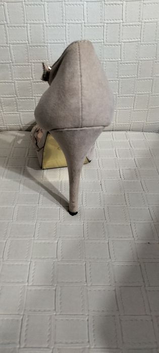 Vând sandale de gală