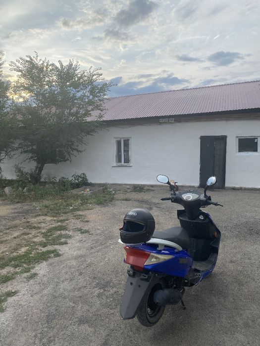 Скутер синего цвета