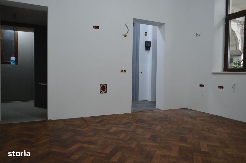 Apartament renovat in cladire interbelica, zona centrala