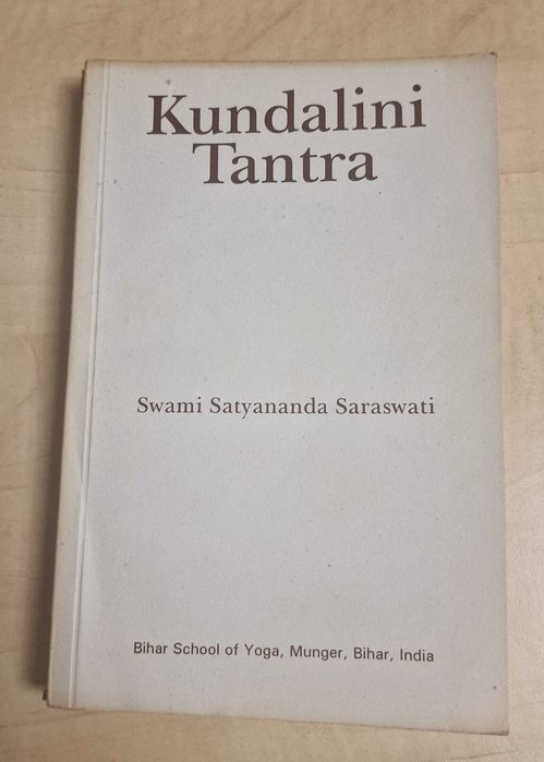 Kundalini Tantra”, scrisă de Swami Satyananda Saraswati