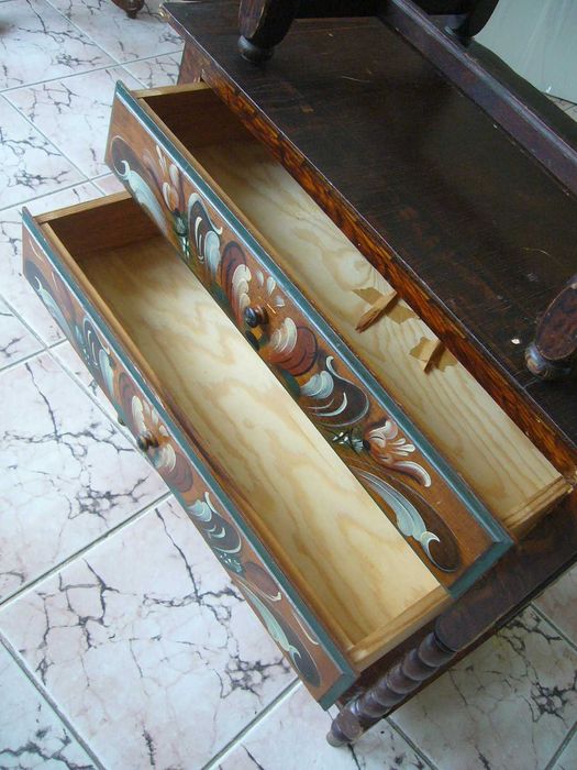 Старинни Нощни Шкафчета - Рисувани