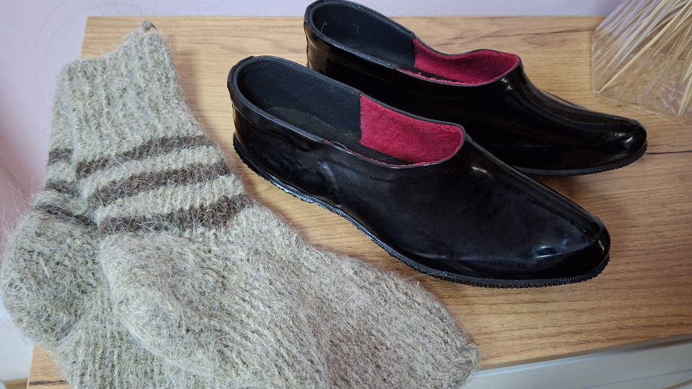 Продаётся галоши резиновые лакированные за  50 000