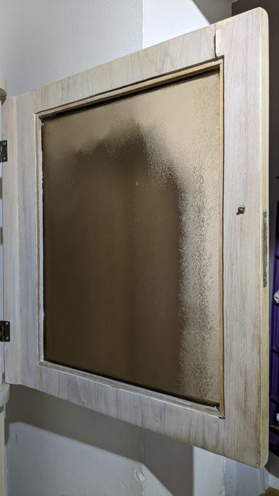 Винтажный посудный шкаф