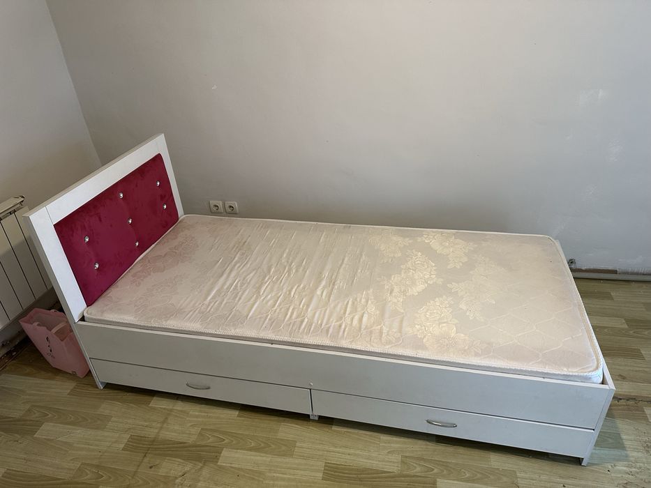 кровать-тахта с мягким изголовьем и двумя большими выдвижными ящиками
