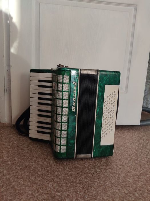 Продам музыкальный инструмент акорд