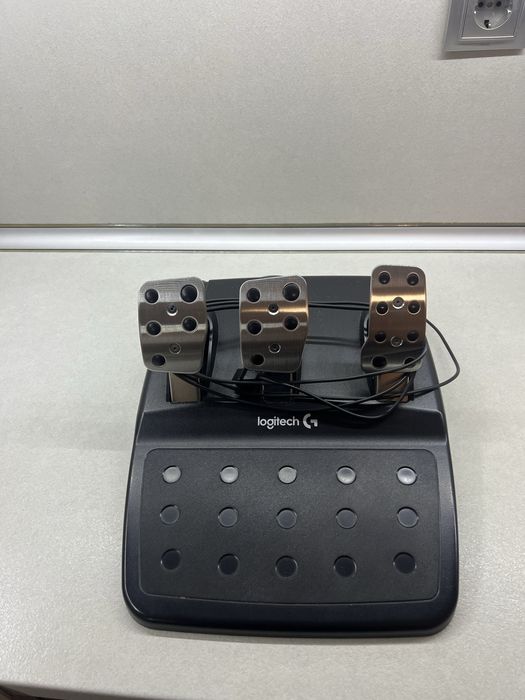 Продавам комплект logitech g29 съдържащ волан педали и schifter