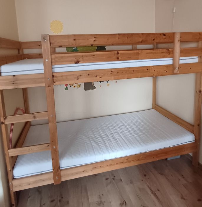 Двуетажно дървено легло