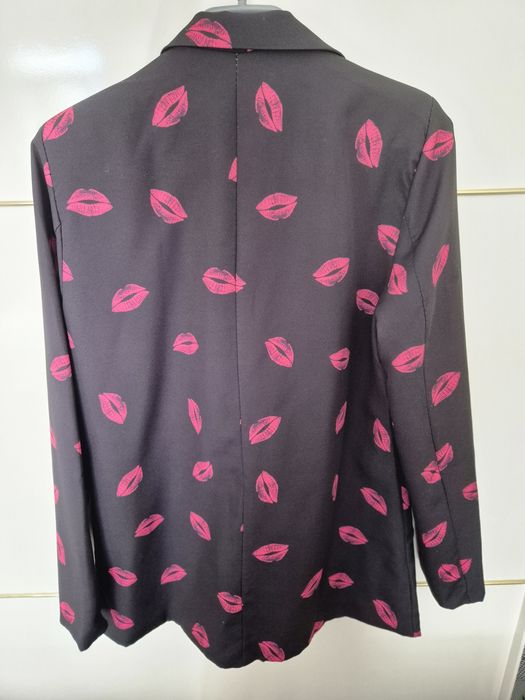 Черно сако с розови целувки