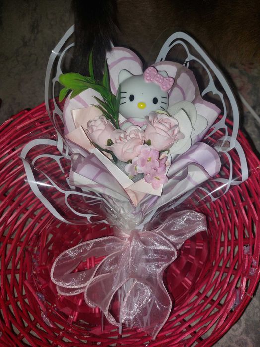 Buchet de flori Hello Kitty fluture