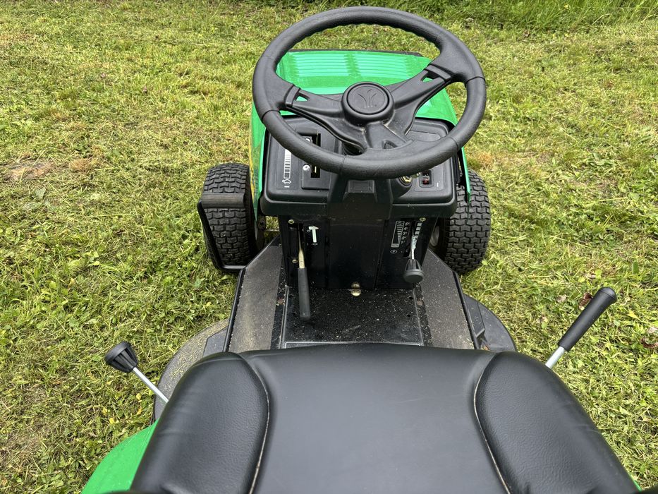 Tractoras de tuns gazonul