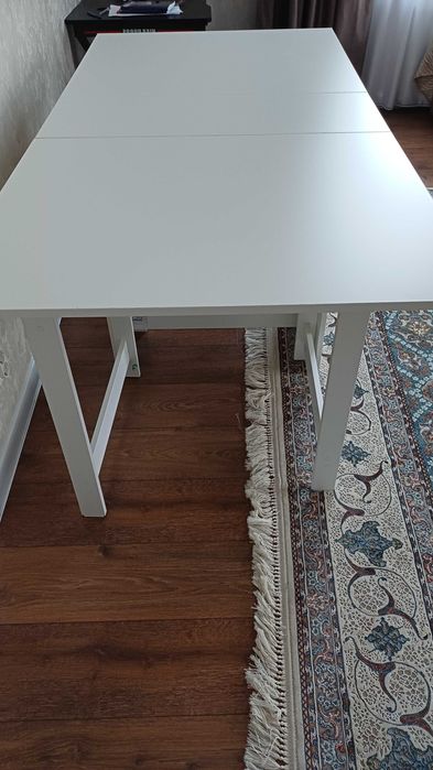 Продам обеденный стол белого цвета