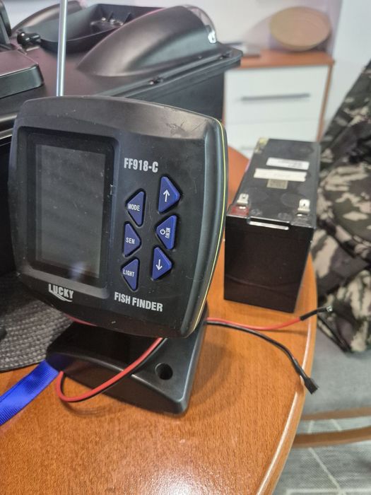 Лодка за захранка Катамаран V888 с вграден сонар