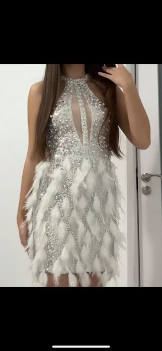 Rochie scurta de lux , cu paiete argintii si pene fine