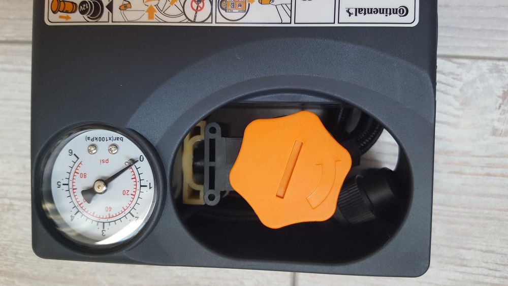 Нов оригинален компресор за гуми Continental 12V-15A-180W с лепило 350 мл в чанта