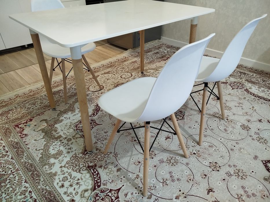 Стол со стульями кухонный