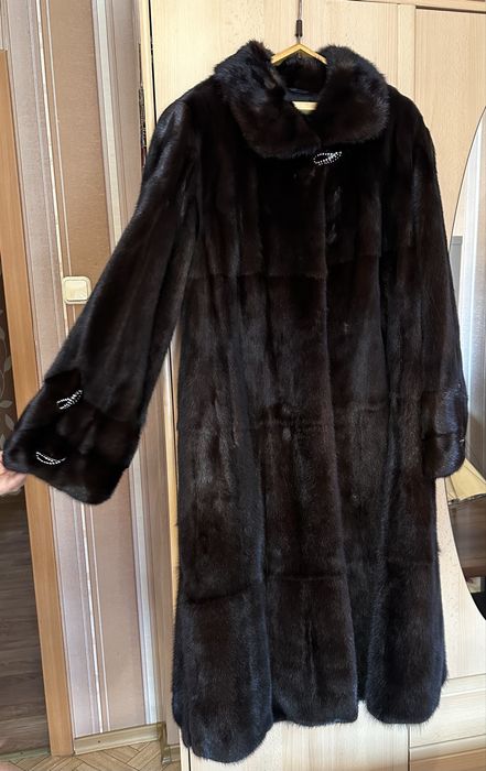 Шуба норковая, длинная.