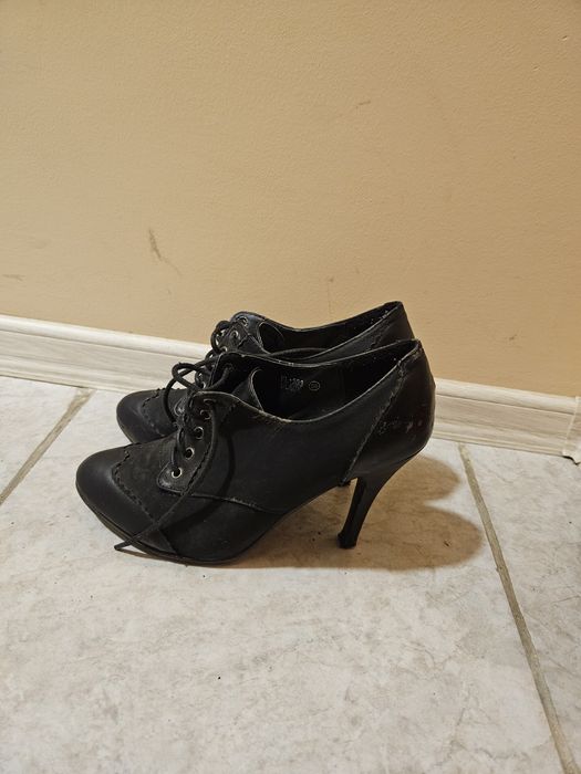 Елегантни обувки на ток