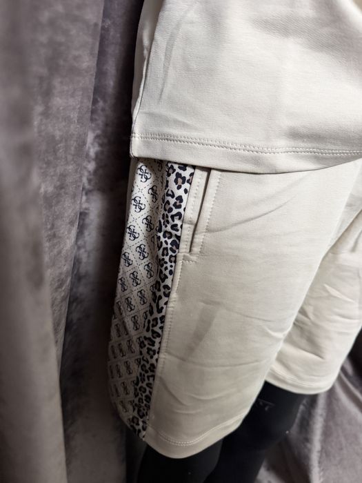 Compleu Guess tricou plus pantalon scurt de dama S M L