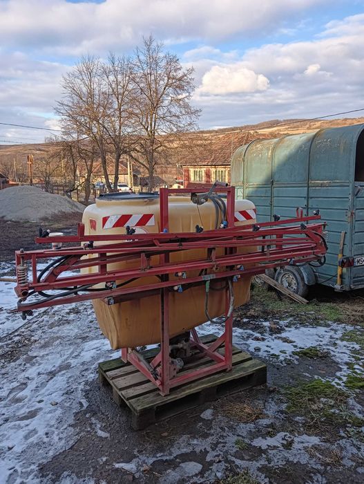 Se vinde pompa, cărucior și grape