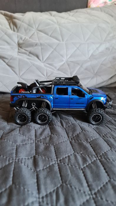 Умален колекционерски модел на Ford F150 Raptor 1:24 изцяло метална