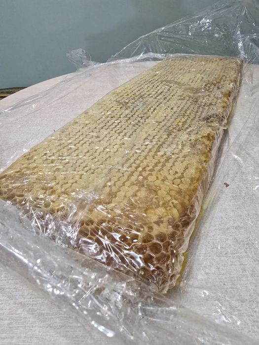 Медена пита / пчелен мед букет в пита