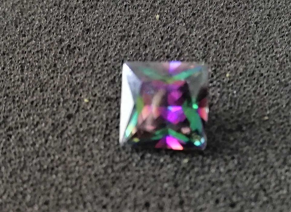 Сапфир - квадрат фасет, 3.80к., многоцветен