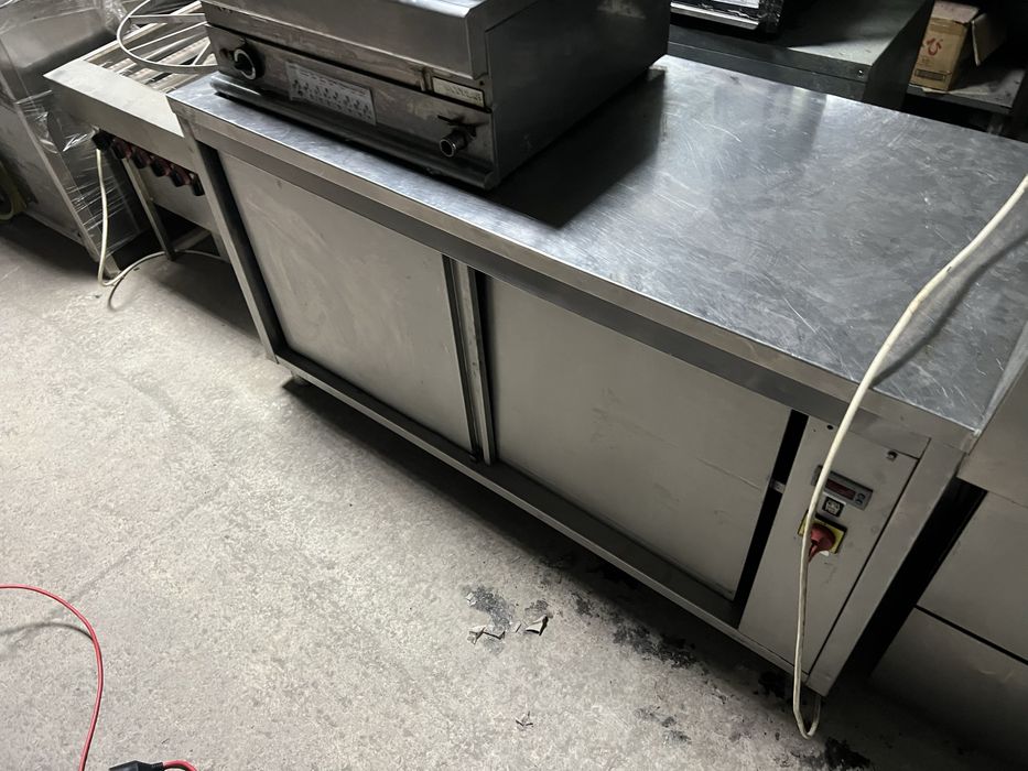 Топъл шкаф с плъзгащи врати от двете страни